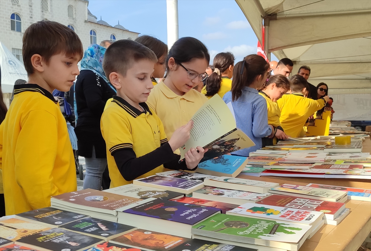 Kitapseverler buluştu  "Salıpazarı 1. Kitap Günleri" kitapseverlerle buluştu