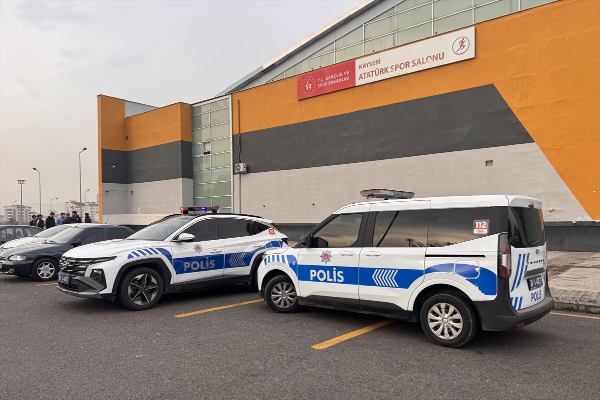 Kayseri'de voleybol turnuvasında taraftarlar arasında çıkan kavgada 3 öğrenci bıçakla yaralandı