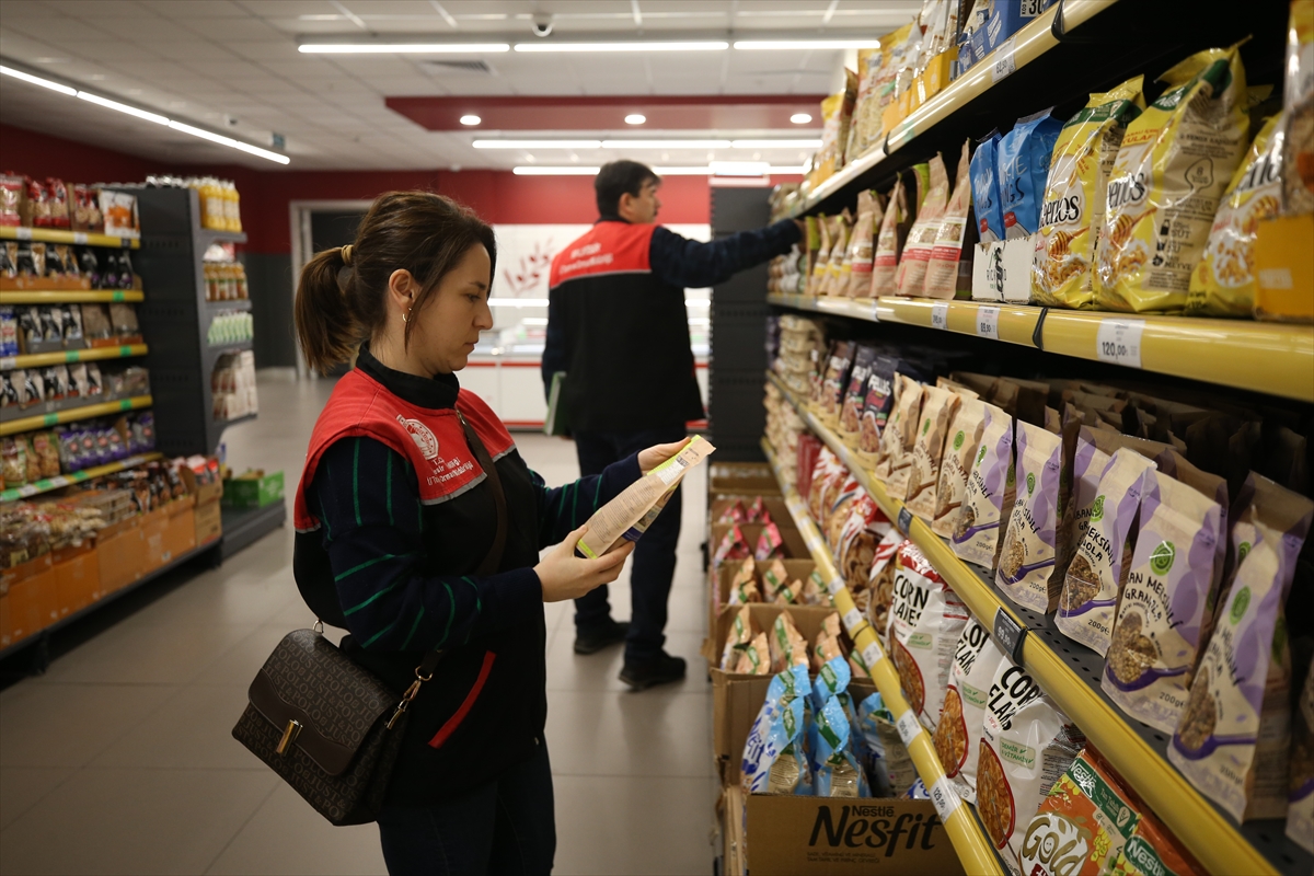 Balıkesir'de İl Tarım ve Orman Müdürlüğü ekipleri marketlerde gıda denetimi yaptı