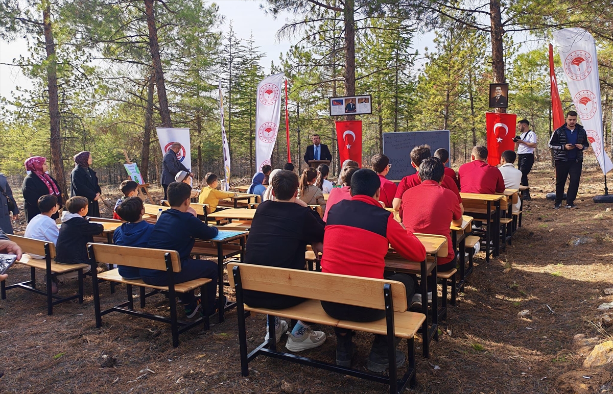 Ankara'da sınıfı bir günlüğüne ormana taşıdılar