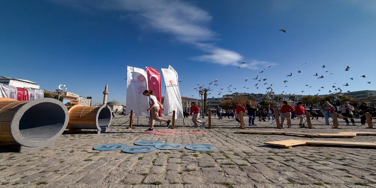 Geleneksel Oyunlar Tırı İzmir’de çocuklarla buluştu: Mangala, çemberbaz ve daha birçok oyun