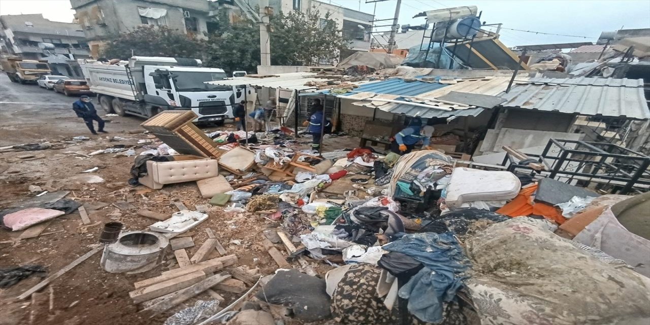 Mersin’de Kötü Koku Veren Evden 10 Kamyon Çöp Çıkarıldı