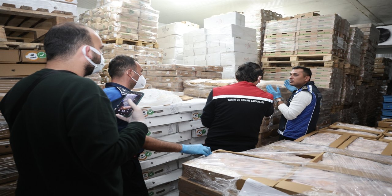 Antalya Aksu’da 25 Ton Son Kullanma Tarihi Geçmiş Tavuk ve Ürünleri Ele Geçirildi