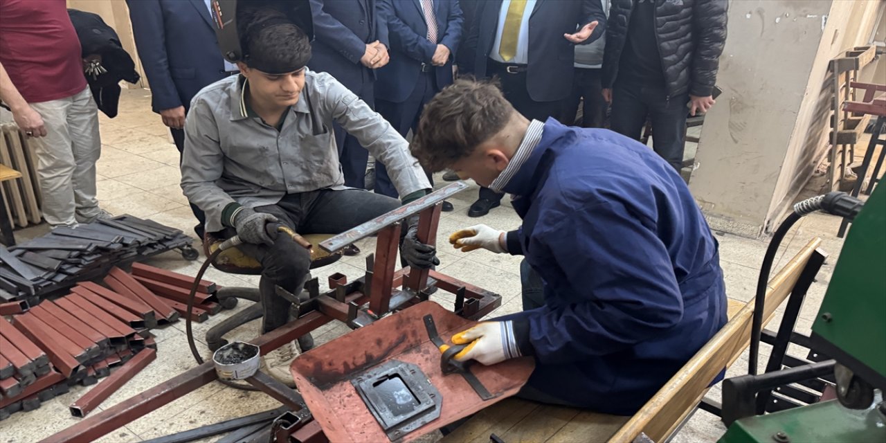 Kahramanmaraş’ta Meslek Lisesi Öğrencileri Ürettiği Mobilyalarla Okul ve Aile Bütçesine Katkı Sağlıyor