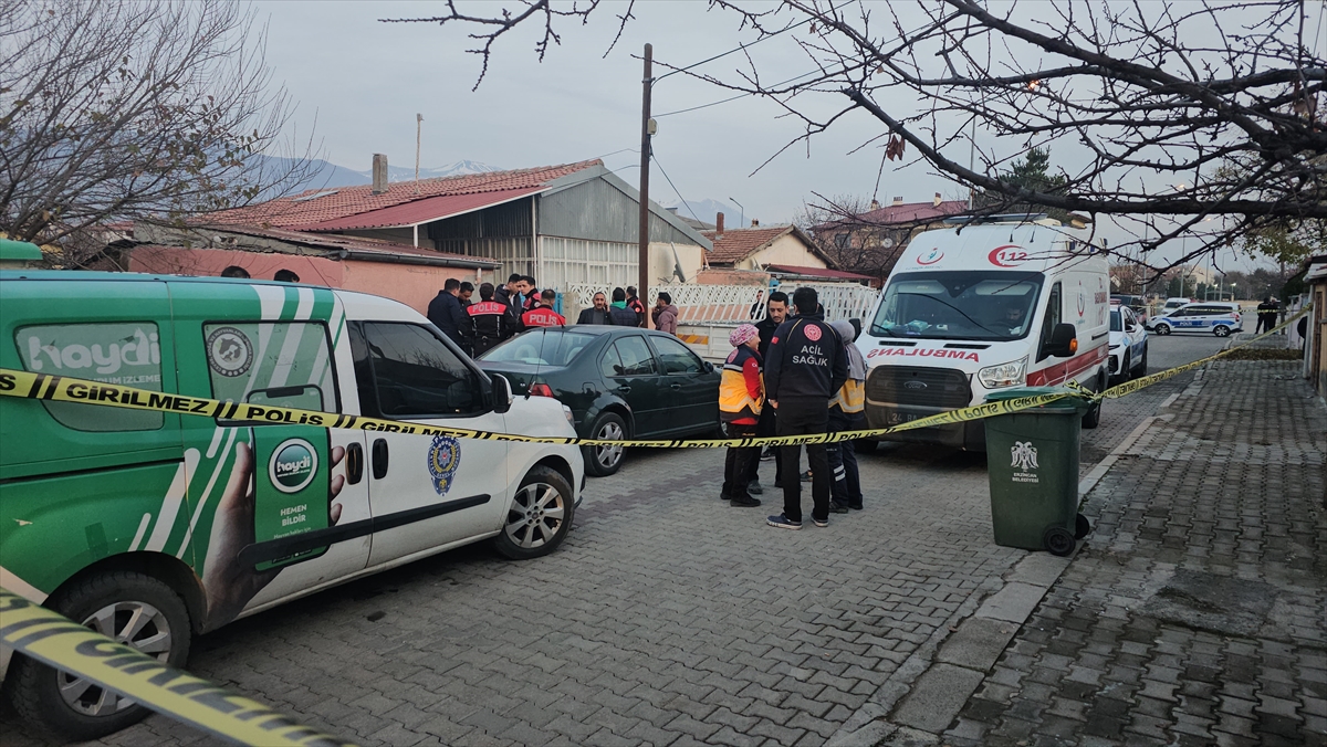 Erzincan'da baba ile oğlu evlerinde ölü bulundu