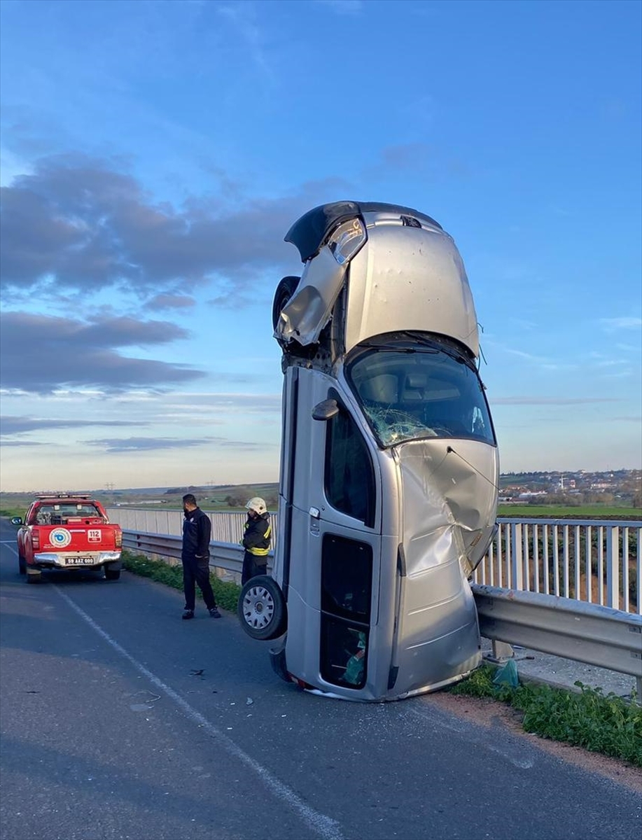 Tekirdağ'da kaza sonrası bagaj tarafı üzerinde dik kalan araçtaki 2 kişi yaralandı