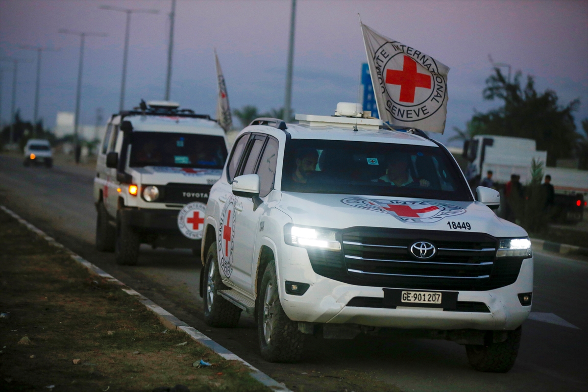 Kızılhaç, Gazze'deki İsrailli esirlerden birinin daha cesedini teslim aldı