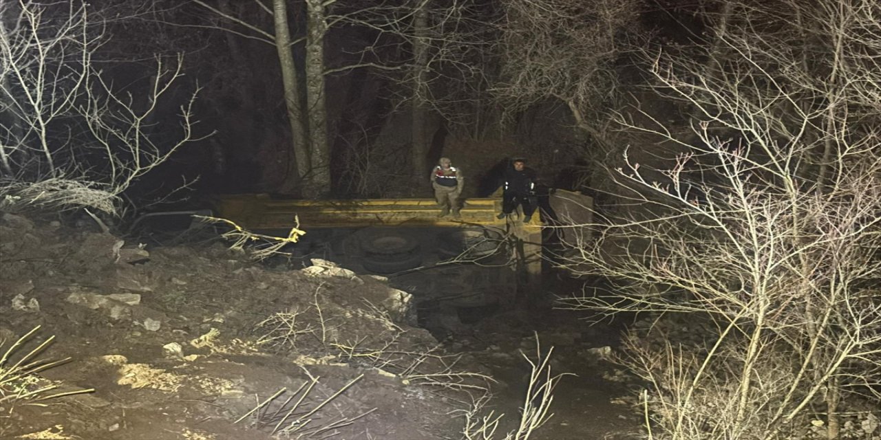 Ardahan’ın Posof İlçesinde Hafriyat Kamyonu Devrildi