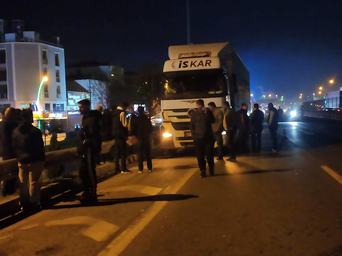 Kocaeli'de motosikletin yayaya çarptığı kazada 2 kişi öldü