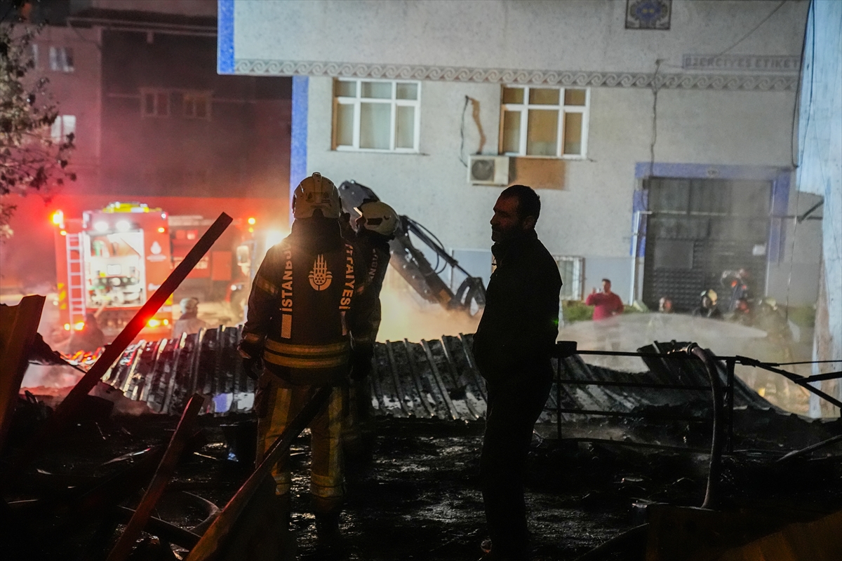 Küçükçekmece'de kağıt ve plastik hurda deposundaki yangın söndürüldü