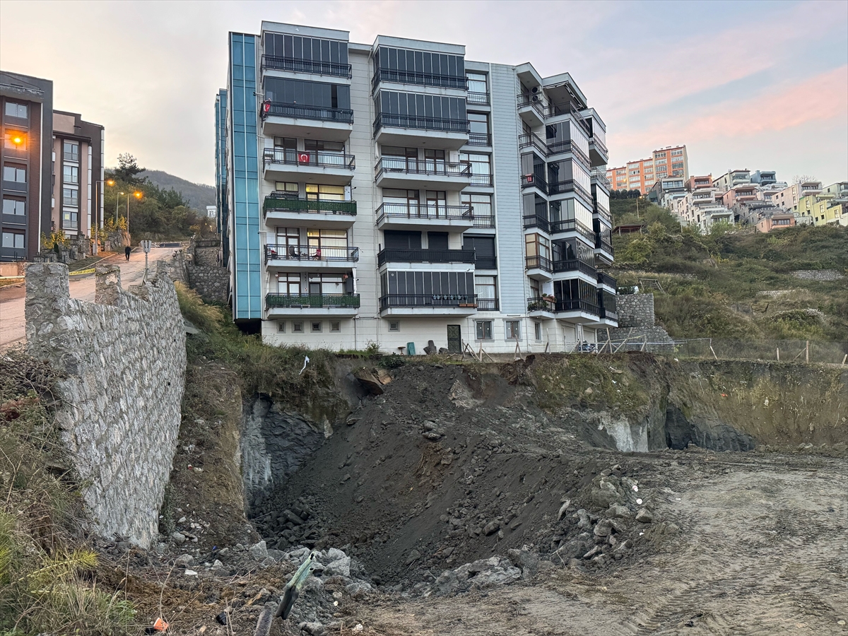 Yaşanan göçüğün ardından yan apartmanın sakinleri tahliye edildi