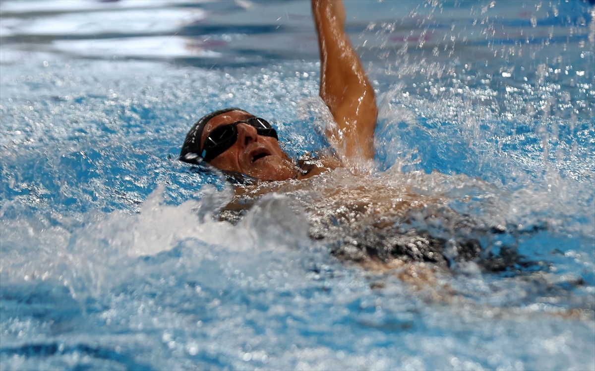Su kanalında yüzmeyi öğrendi, sırtüstü yarışlarında rakiplerine şans tanımıyor