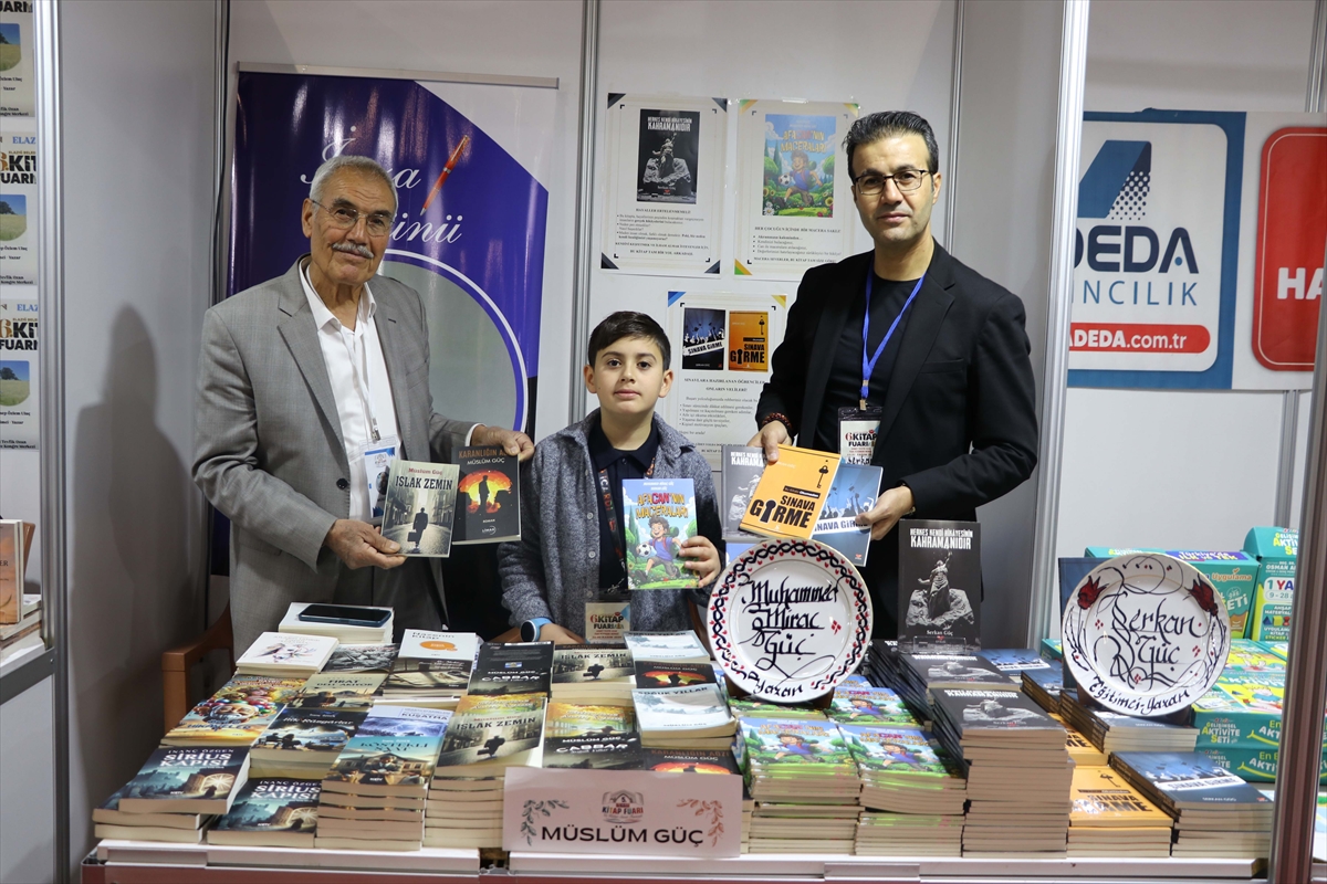 Elazığlı üç kuşak yazar aynı stantta kitaplarını imzalıyor