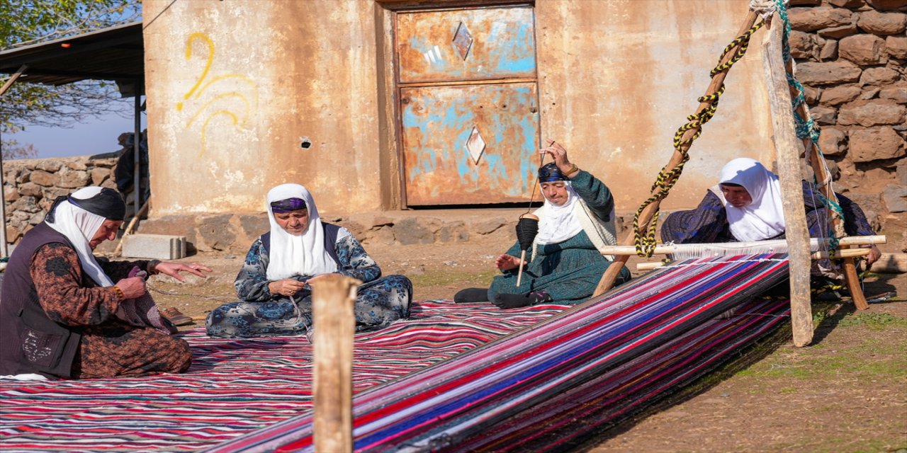 Diyarbakır’da 65 yaşındaki Sabriye Akyüz, asırlık yöntemle kilim dokuma geleneğini sürdürüyor.
