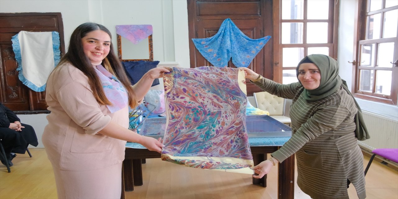 Çorum’da kadınlar, ebru kursunda eski kıyafet ve ev tekstilini boyayarak geri dönüşüme kazandırıyor