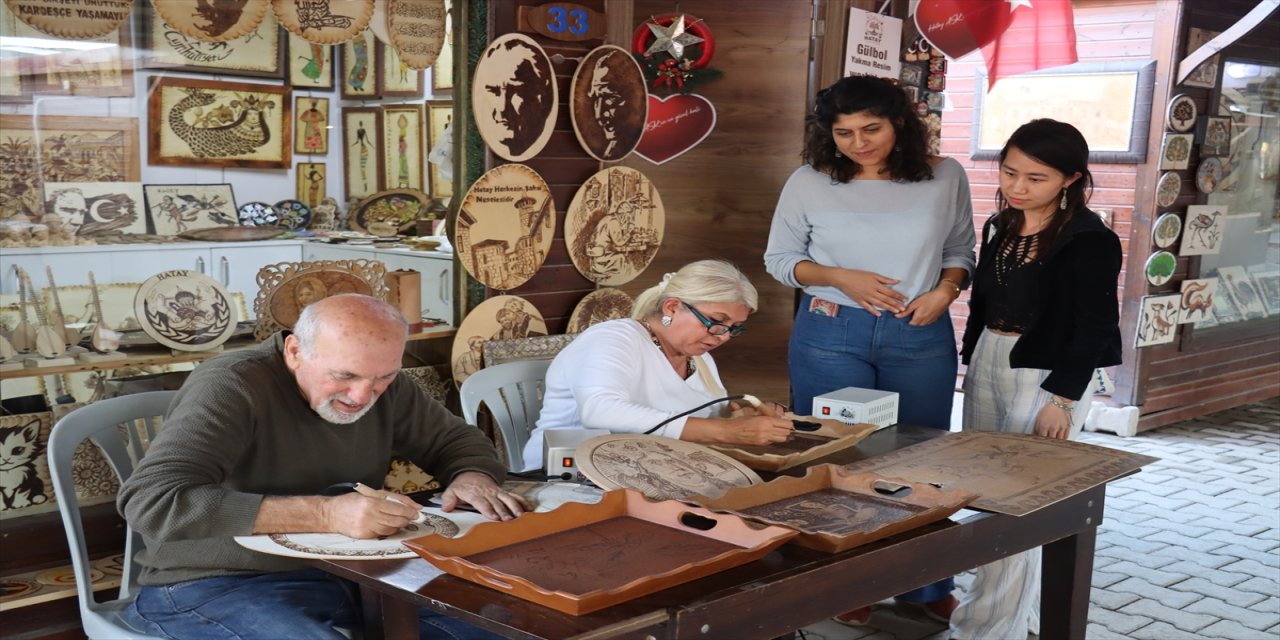 Hataylı zanaatkarlar Zeynep ve Naim Gülbol, mozaikleri ahşap yakma sanatıyla işleyerek tanıtıyor