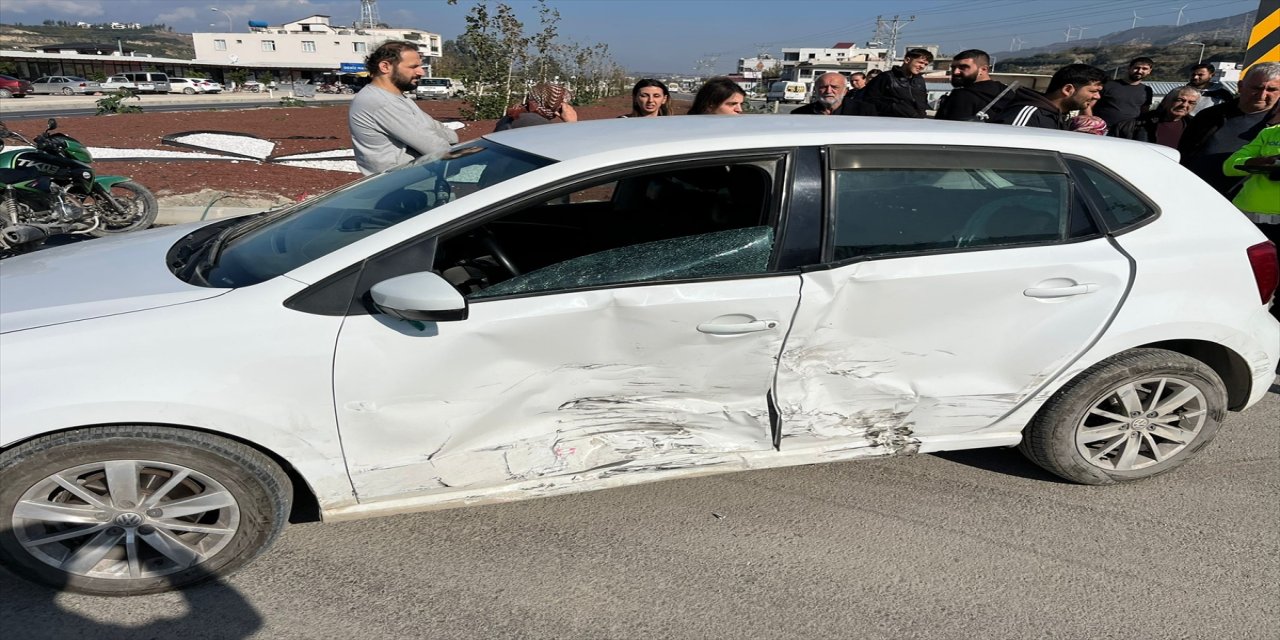 Hatay’ın Samandağ ilçesinde iki otomobil çarpıştı: 4 yaralı