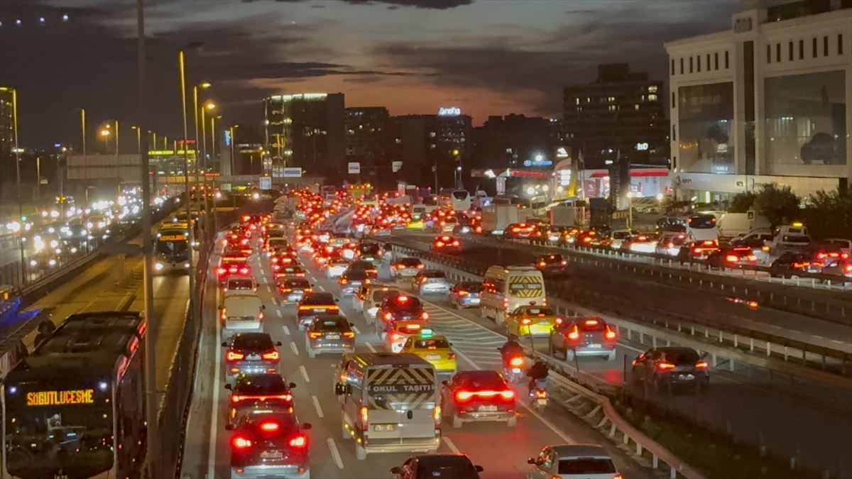 İstanbul'da akşam saatlerinde trafik yoğunluğu yüzde 83'e ulaştı