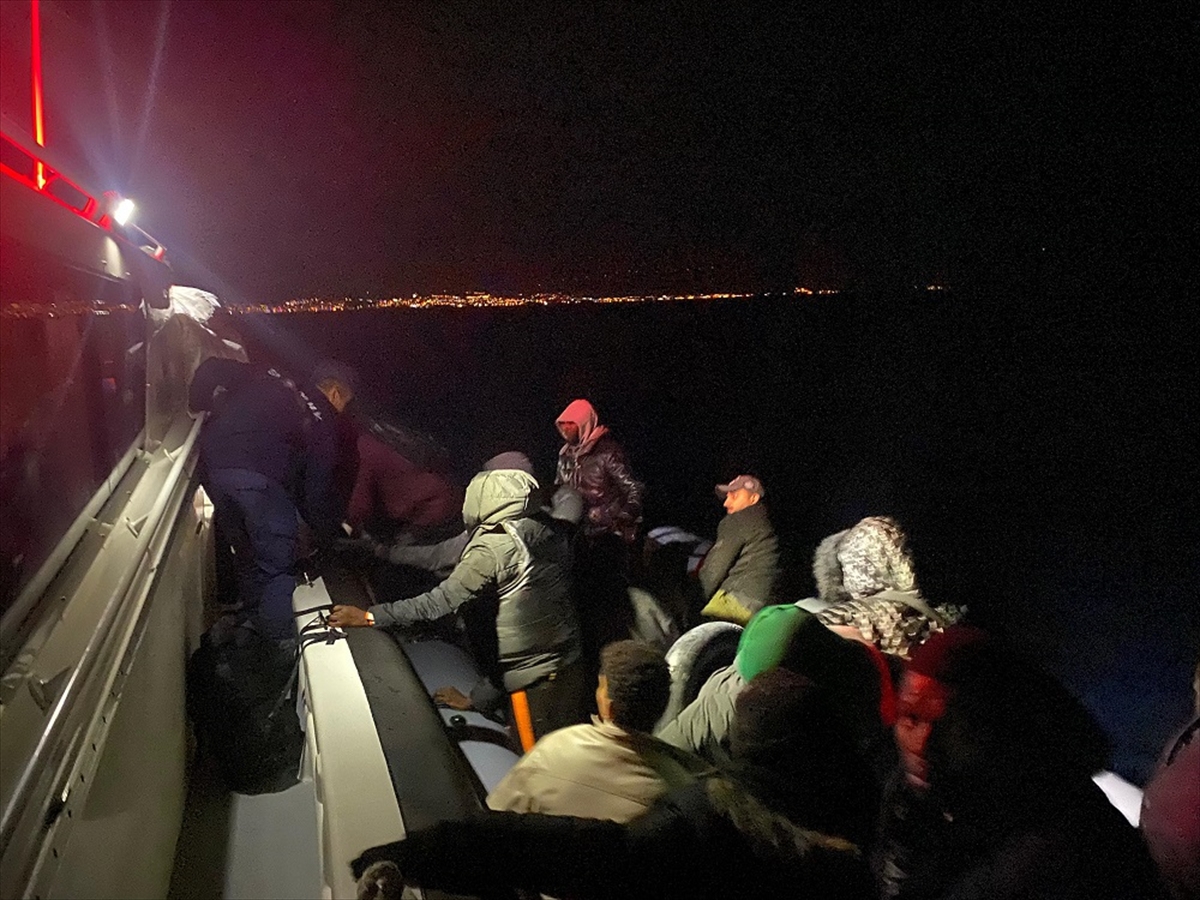 İzmir açıklarında 23 düzensiz göçmen yakalandı, 20 düzensiz göçmen kurtarıldı