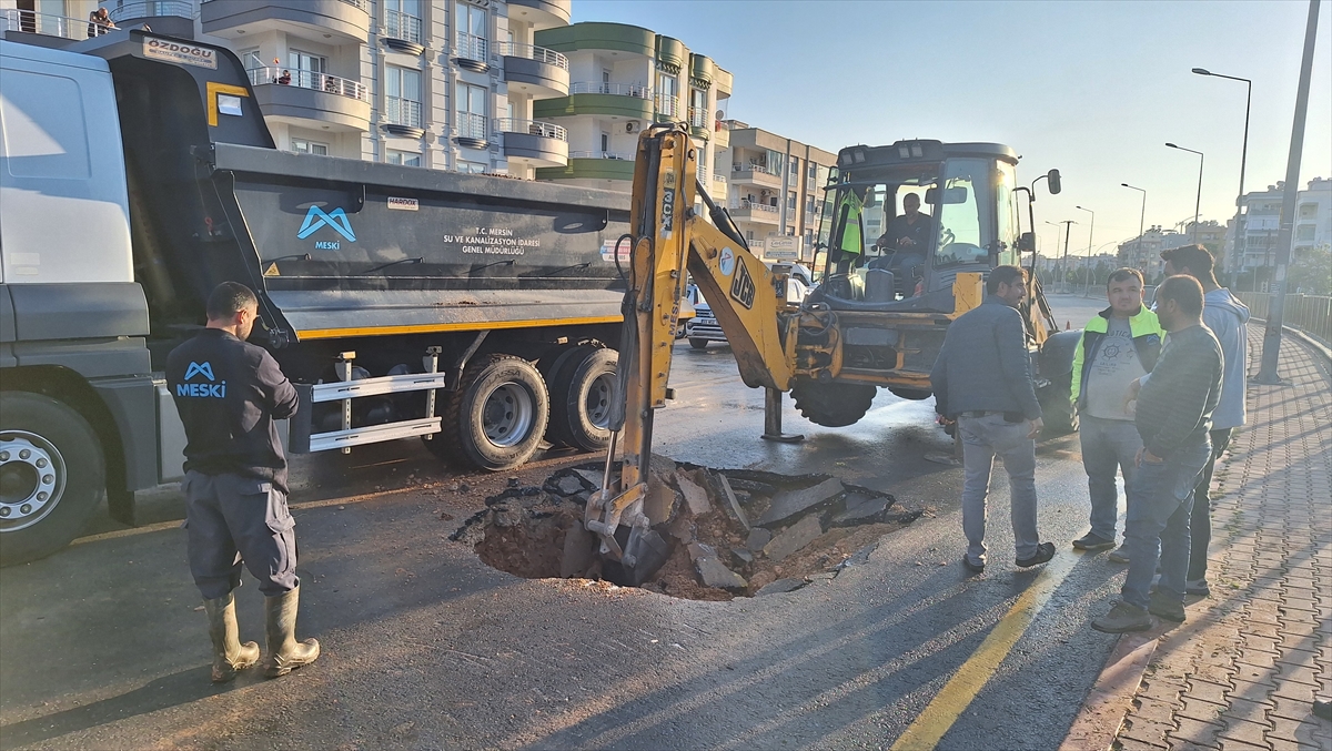 Mersin'de içme suyu borusunun patlaması nedeniyle sokakları su bastı