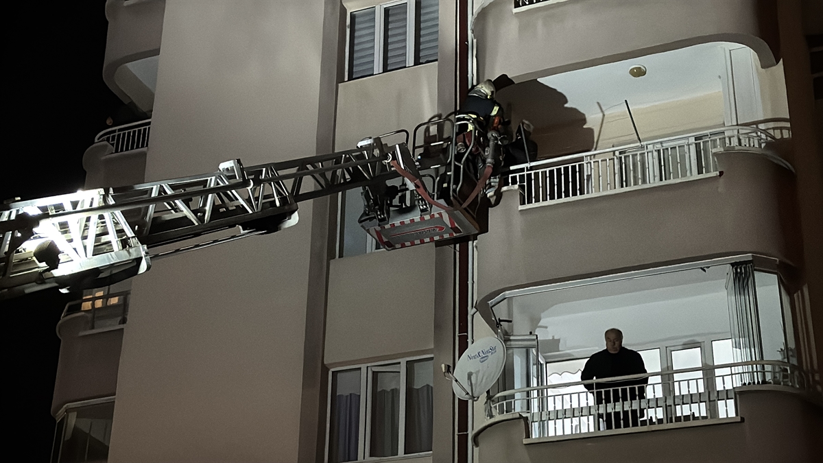 Kütahya'da 8 Katlı bir evde çıkan yangında 1 kişi öldü, 1 kişi yaralandı