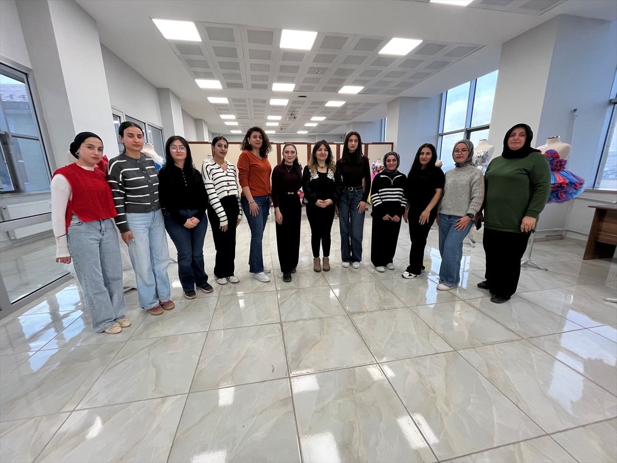 Kars'ta üniversite öğrencileri turşu bidonu, un çuvalı gibi atıklardan giysi tasarladı