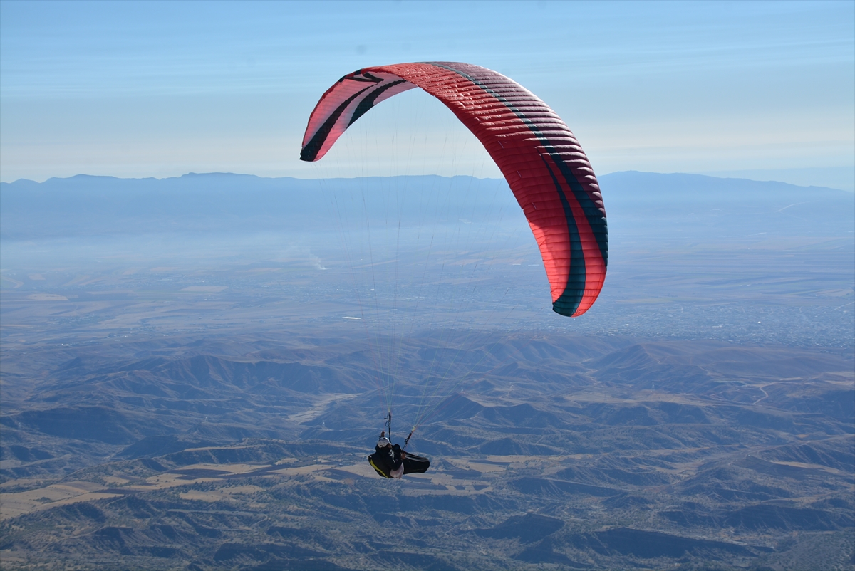 Yamaç paraşütü tutkunları Cudi Dağı'nın semalarında süzüldü