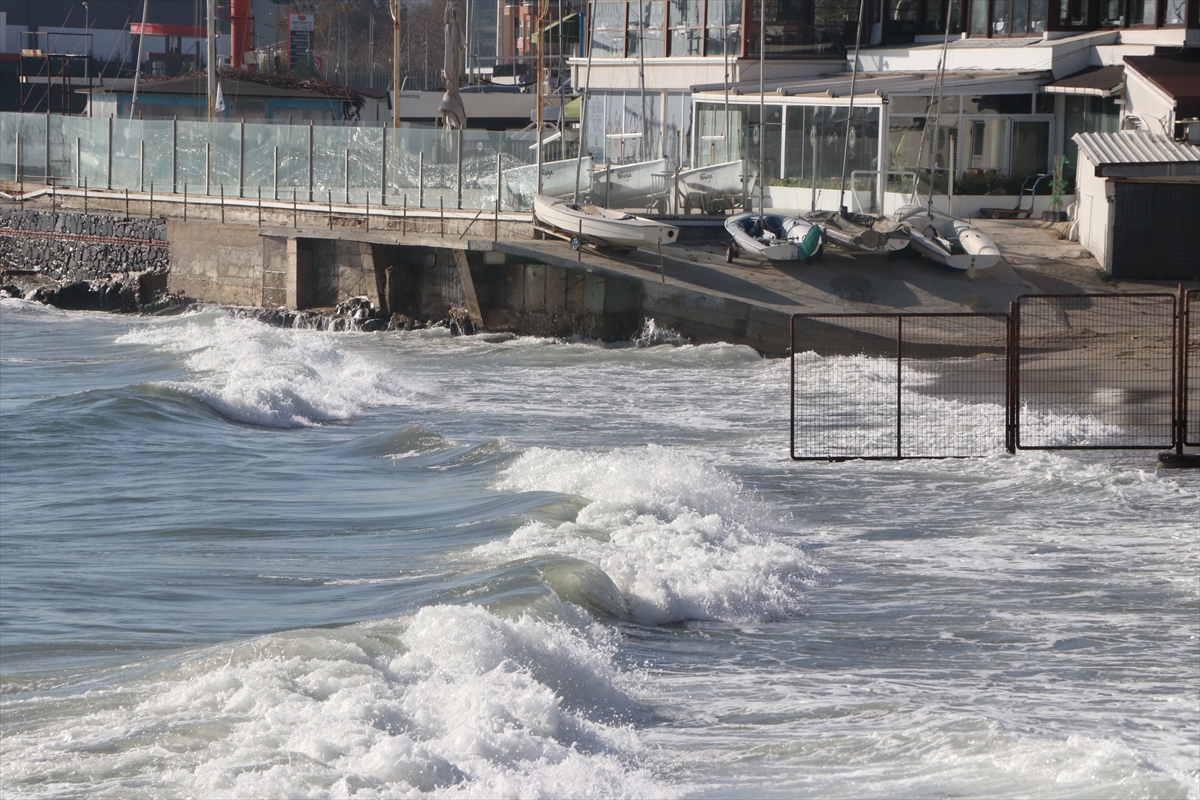 Tekirdağ'da lodos 2 gündür deniz ulaşımını aksatıyor