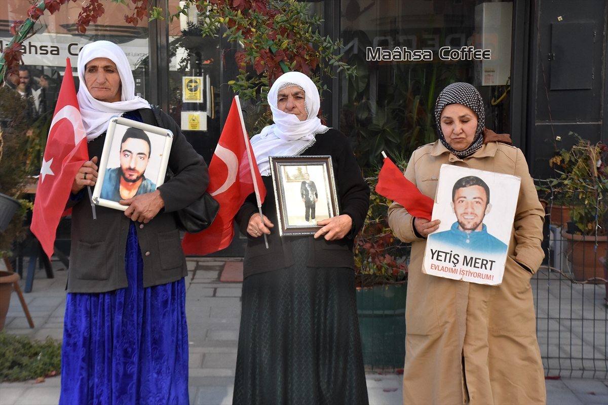 Vanlı aileler DEM Parti binası önündeki "evlat nöbeti"ni sürdürdü