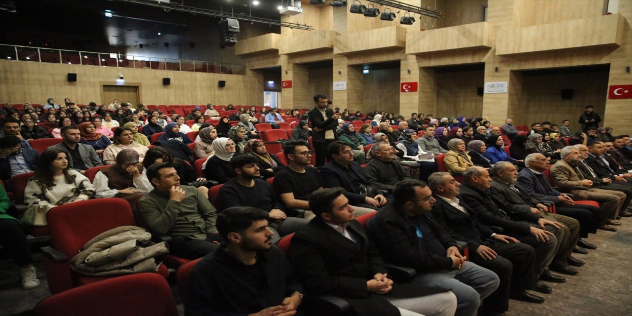 Bahadır Yenişehirlioğlu, Niğde 8. Kitap Fuarı’nda okurlarıyla buluştu