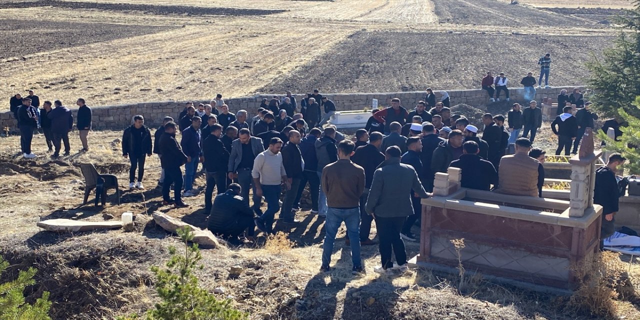 Elbistan’daki kazada hayatını kaybeden uzman çavuş ve eşi Kayseri’de toprağa verildi