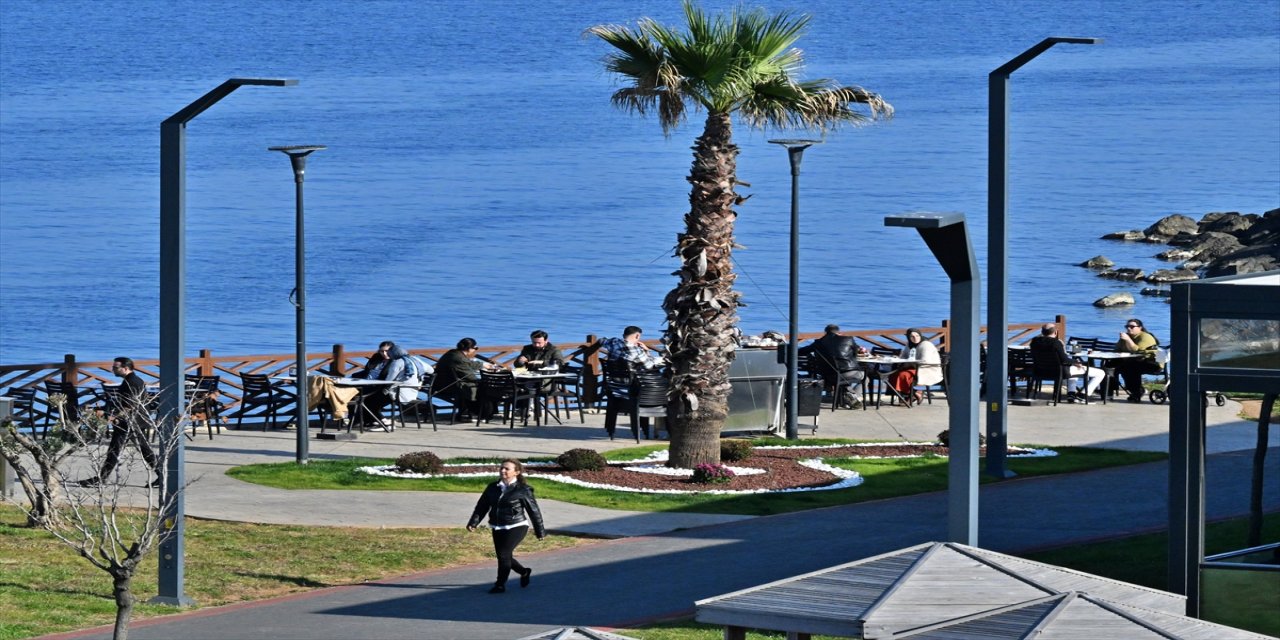 Trabzon’da Güneşli Hava Keyfi: Vatandaşlar Sahilde Yürüyüş, Balık Tutma ve Deniz Keyfi Yaptı