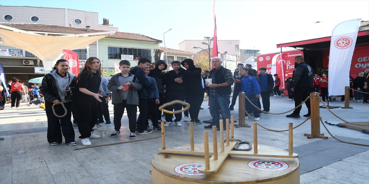 Sındırgı'da Depremzede Çocuklar Geleneksel Oyunlar Tırı ile Eğlendi