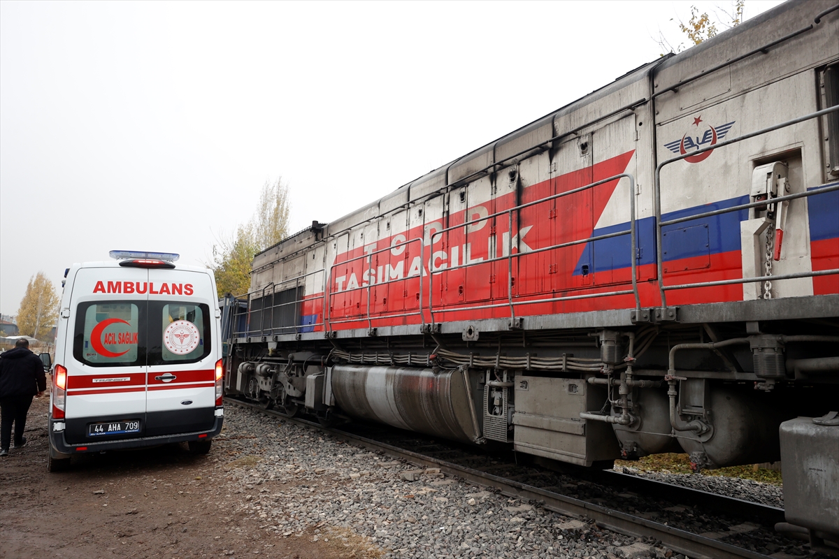 Malatya'da trenin çarptığı kişi yaralandı