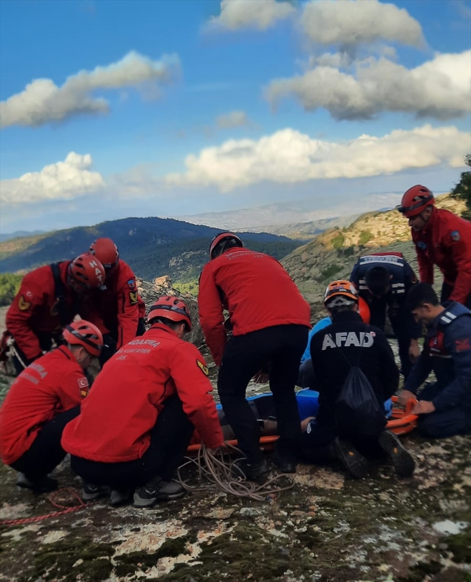 Aydın'da dağda yürüyüş sırasında düşerek yaralanan kişi, askeri helikopterle kurtarıldı