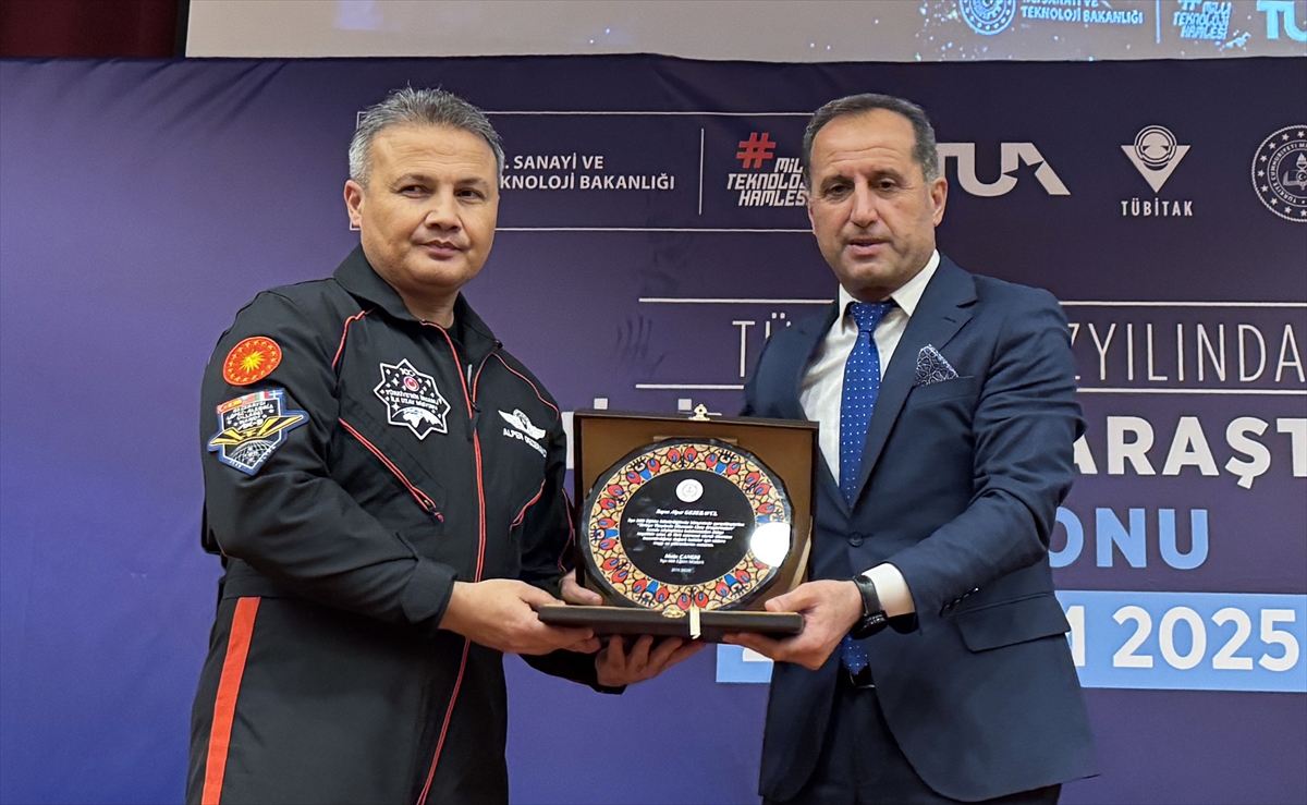 Astronotumuz Gezeravcı, İstanbul'da öğrencilerle buluştu