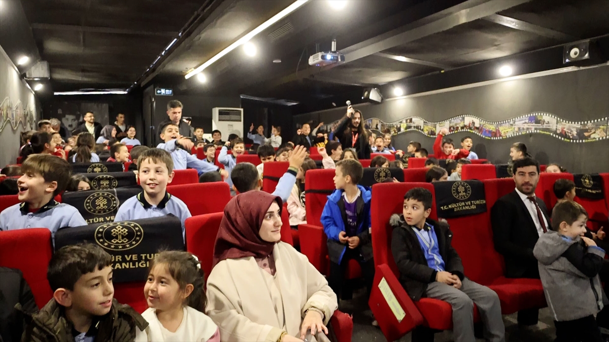 "Gezen Sinema Tırı" Sivas'ta çocuklarla buluştu