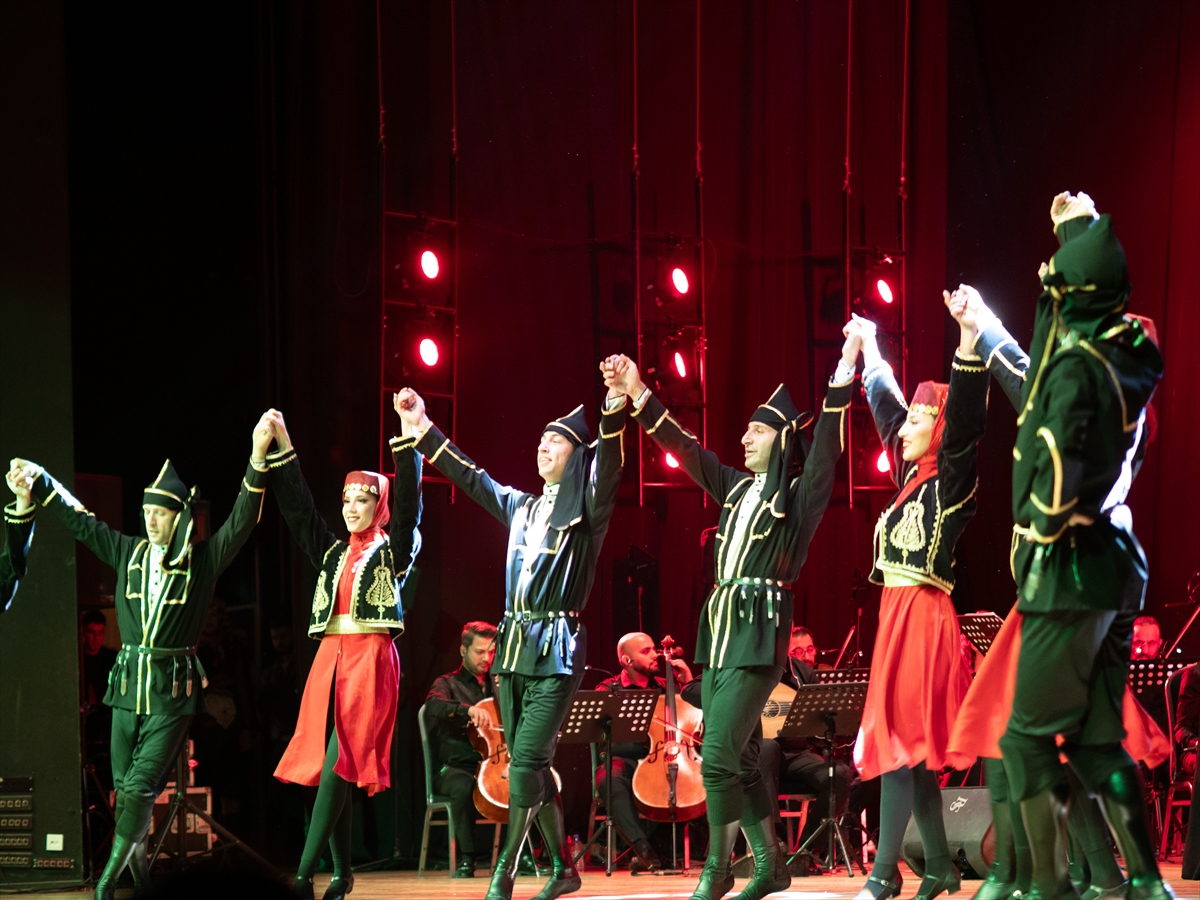 İzmir'de Güzel Sanatlar Genel Müdürlüğünün 90. yılı dolayısıyla konser verildi