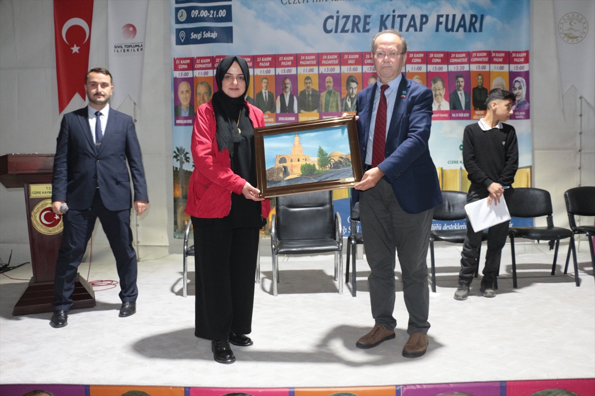 Şırnak'ta "Cezeri'nin İzinde Kardeşlik Ruhuyla Türkiye Yüzyılı Cizre Kitap Fuarı" sürüyor