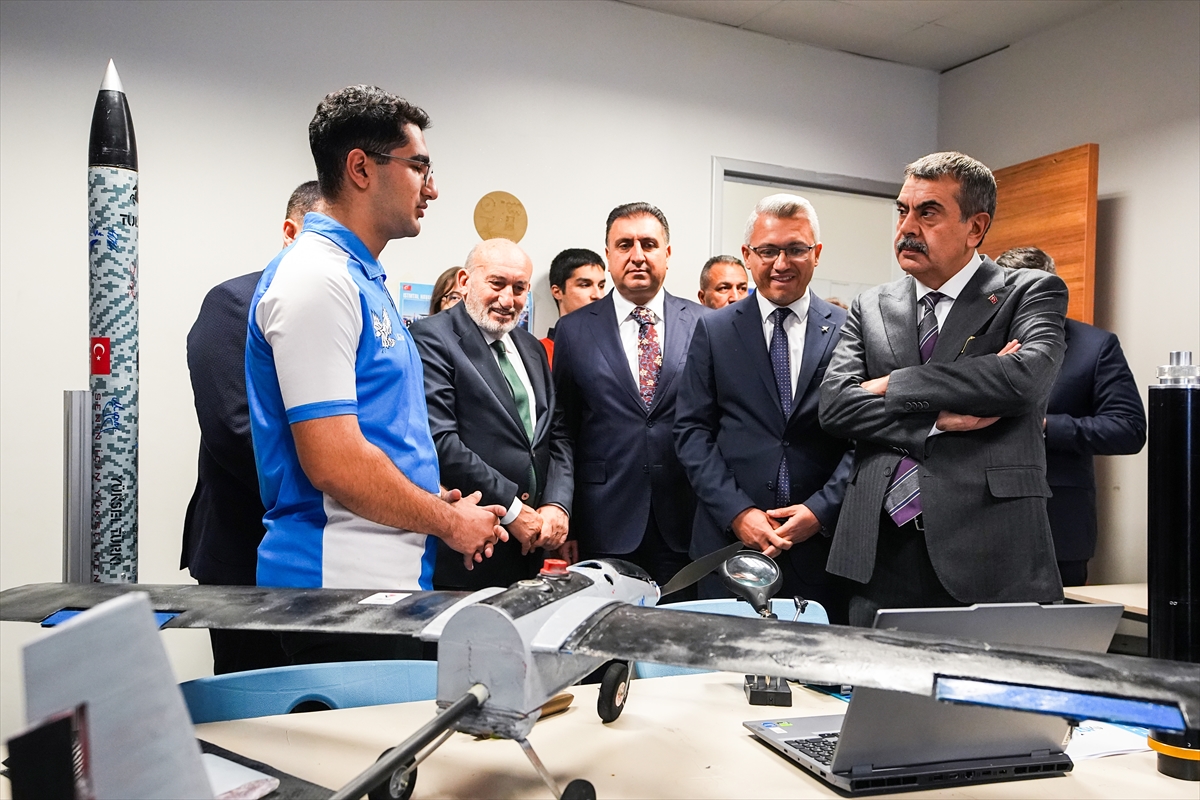 Milli Eğitim Bakanı Tekin, İstanbul Havalimanı Mesleki ve Teknik Anadolu Lisesi'ni ziyaret etti