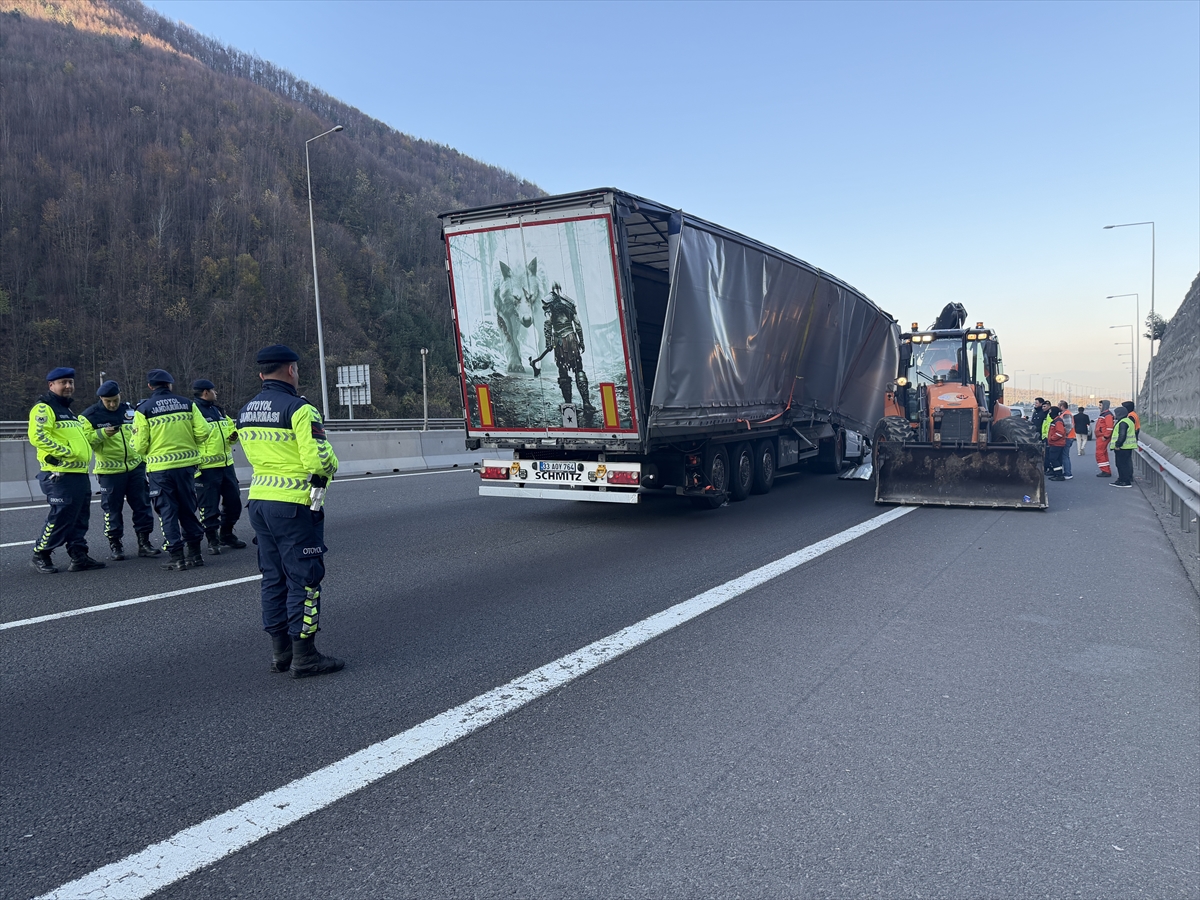 Anadolu Otoyolu'nun Bolu Dağı geçişinde kaza yapan tır ulaşımı aksattı