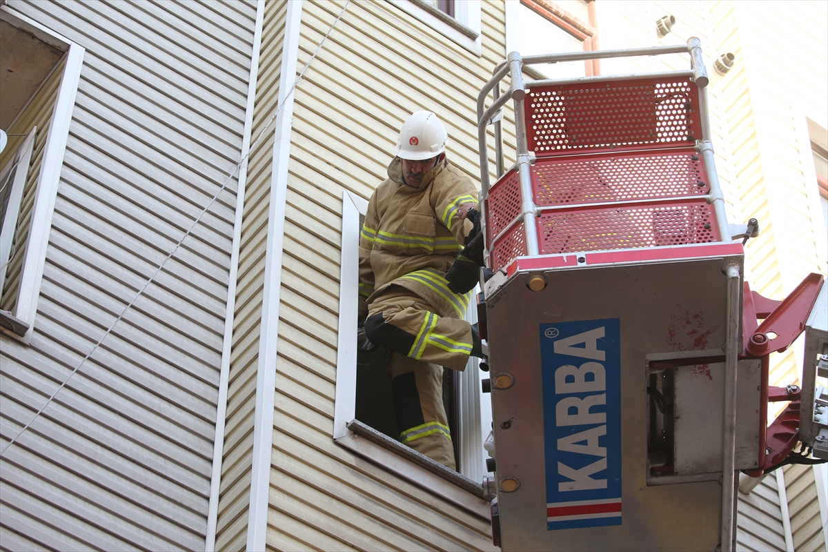 Kars'ta binada çıkan yangında 1'i çocuk 3 kişi dumandan etkilendi