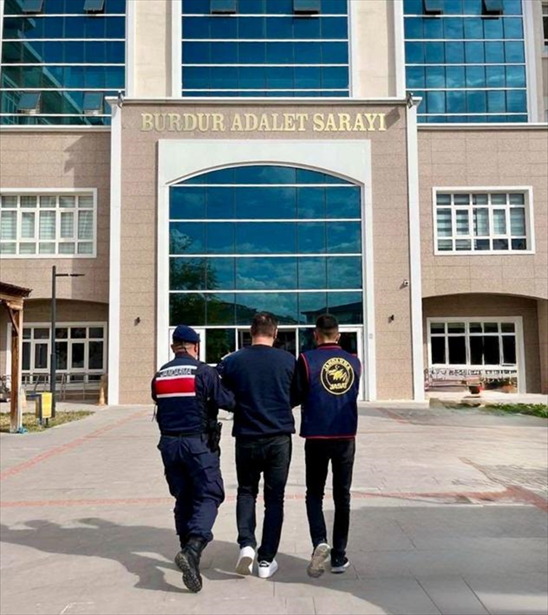 Burdur merkezli 3 ildeki kasa hırsızlığı operasyonunda yakalanan 2 zanlı tutuklandı