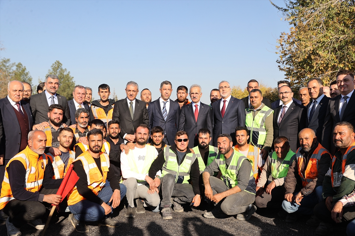 Bakanlar Uraloğlu ve Işıkhan, Midyat Belediyesini ziyaret etti