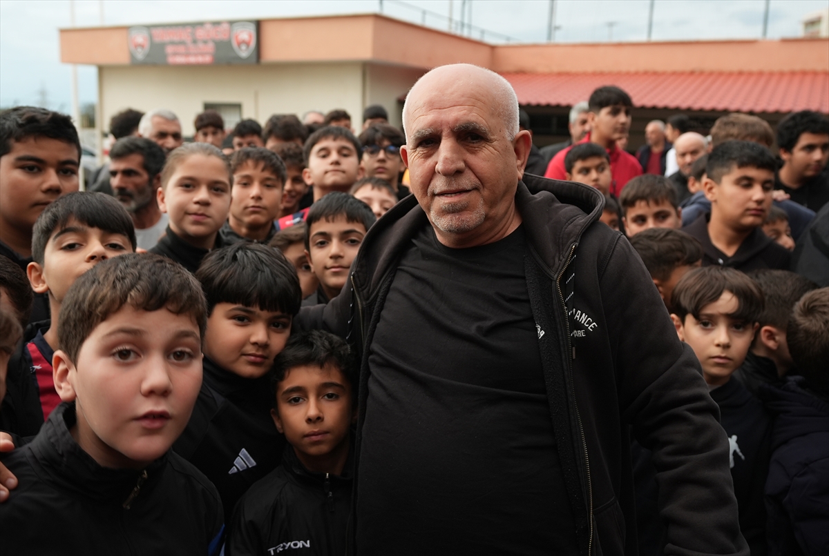 İzmir'de sporcu velilerinden Karşıyaka Belediyesine "halı saha" tepkisi