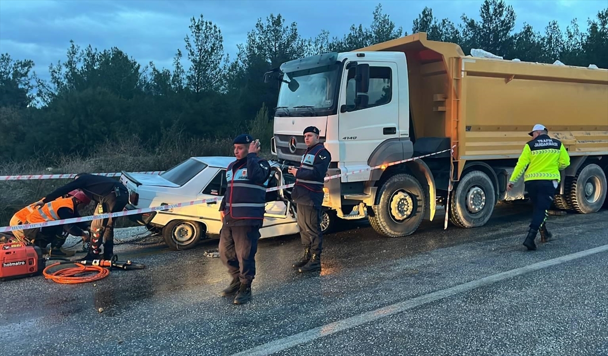 Manisa'da kamyon ile otomobilin çarpıştığı kazada 1 kişi öldü