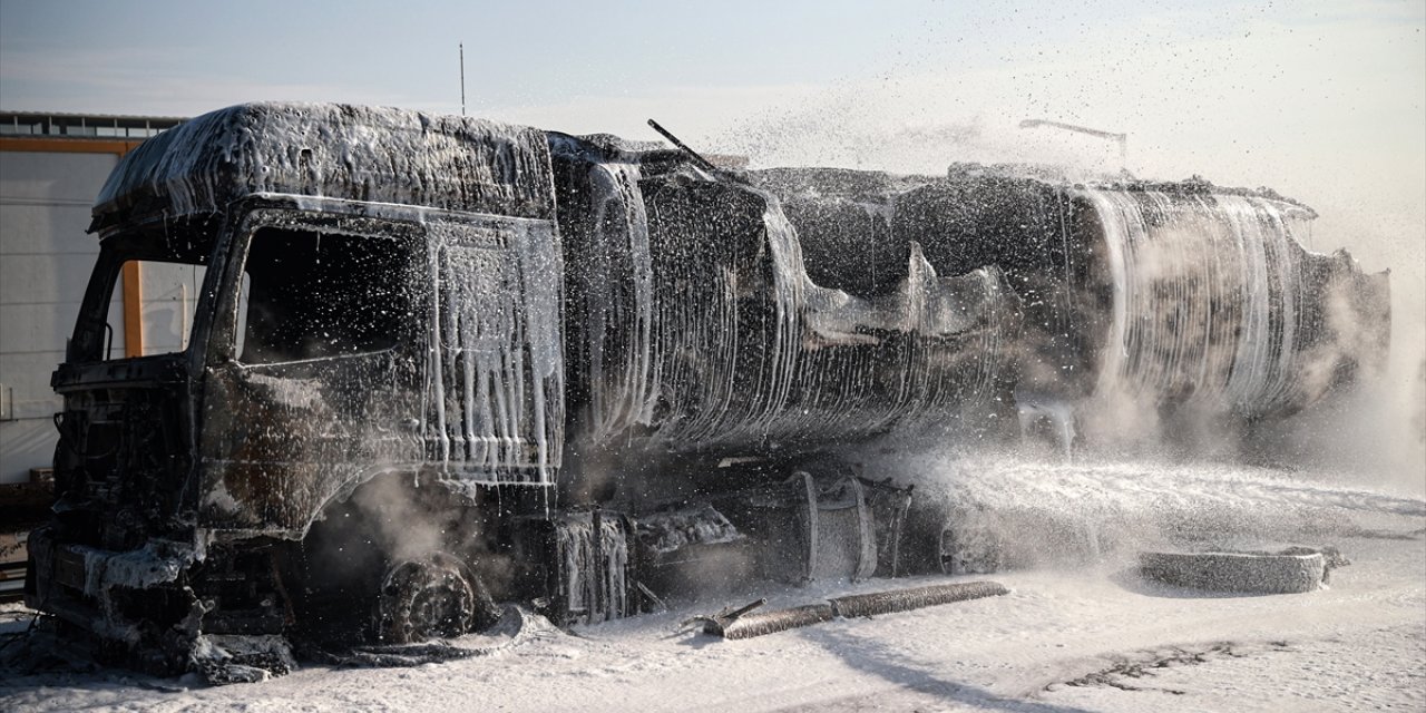 Mersin'de akaryakıt yüklü tankerde çıkan yangın itfaiye ekiplerince kontrol altına alındı