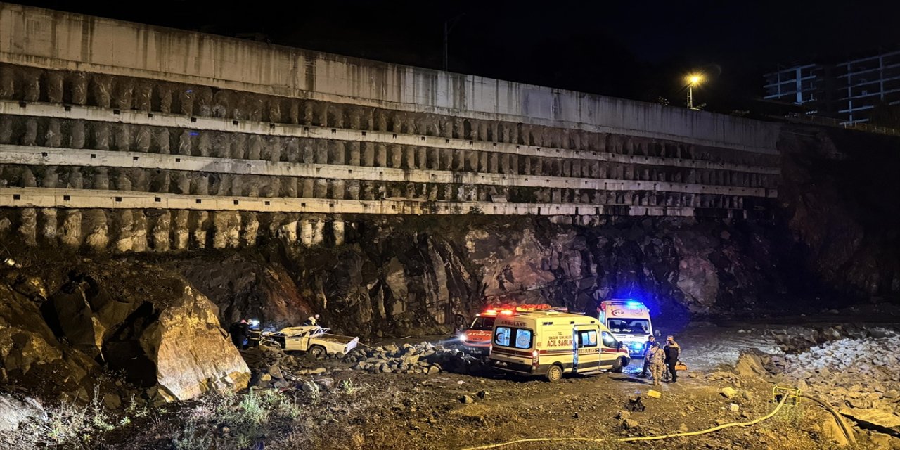 Rize’de bariyere çarpıp 40 metrelik boşluğa düşen kamyonetin sürücüsü yaşamını yitirdi