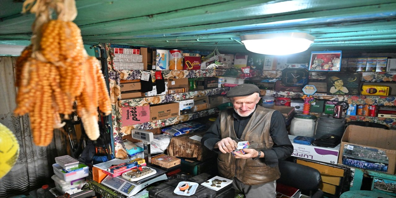 Trabzon’un 2 bin rakımlı Kusal Yaylası’nda 50 yıldır bakkallık yapan Murat Saraç ziyaretçilere nostalji yaşatıyor
