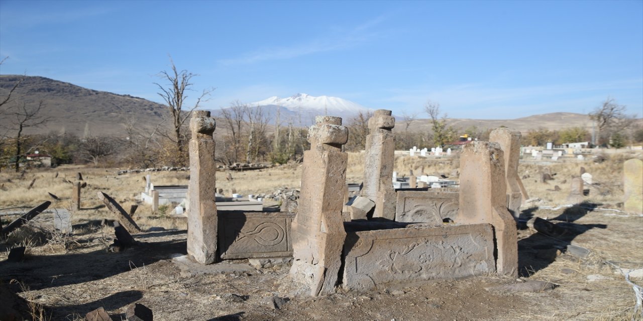 Kayseri Develi’deki 123 tarihi mezar taşı belgelendi: Oğuz damgaları ve Osmanlı bezemeleri ortaya çıkarıldı